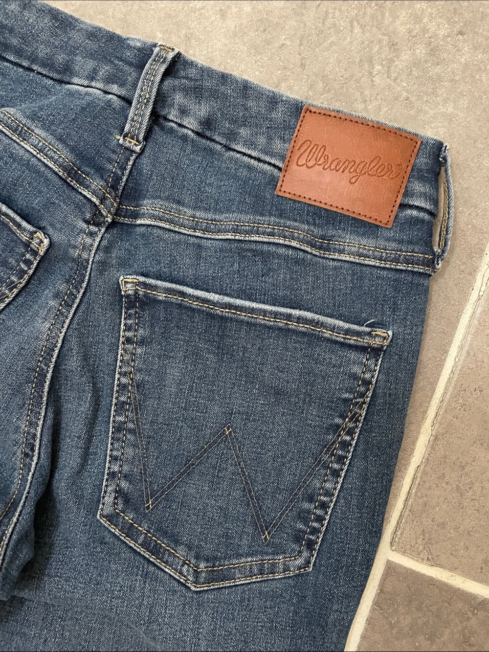 Wrangler Bespoke Flare Jeans size 26X32 - Picture 8 of 10